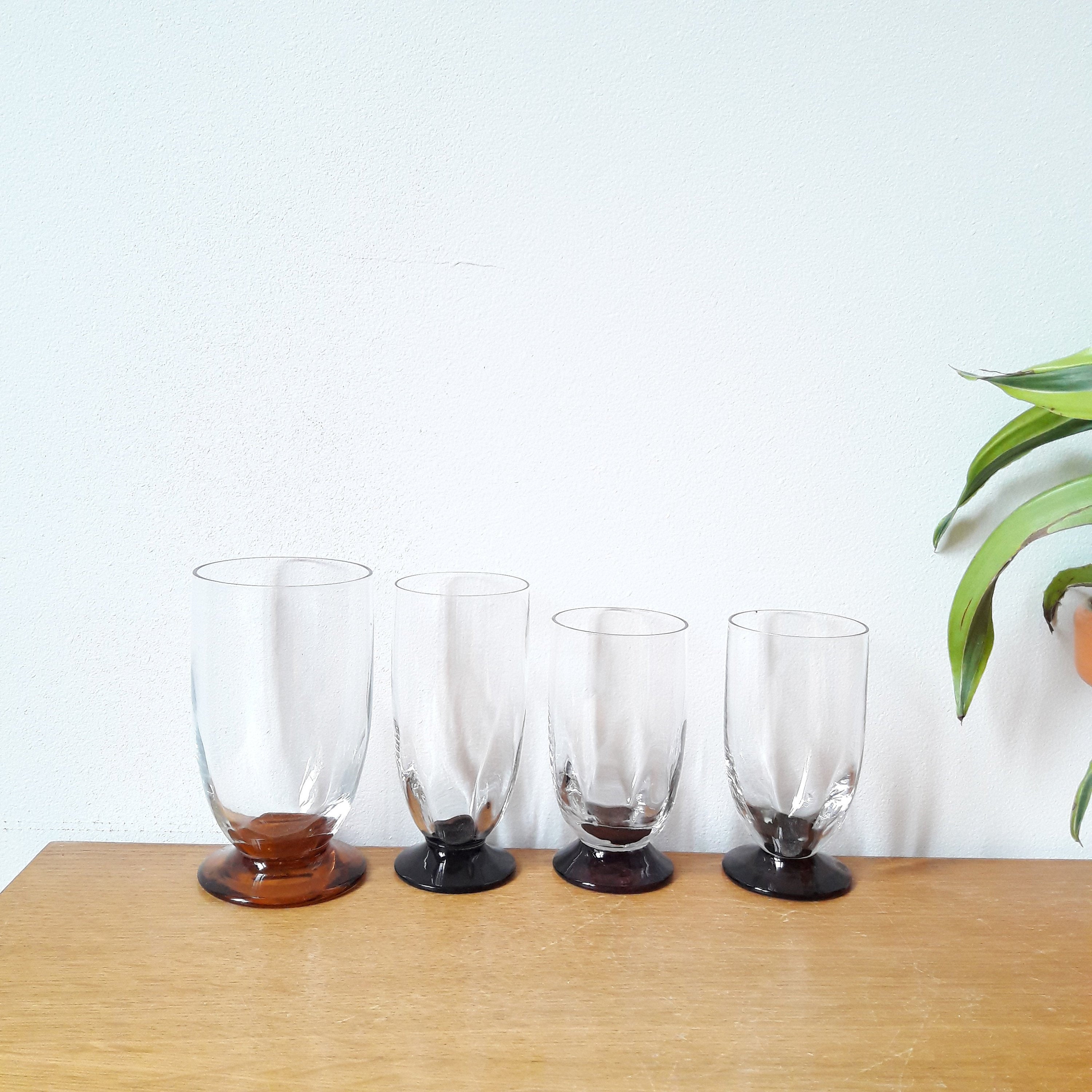 Francais 4 Verres Soufflés Art Deco Transparents et Pieds en Verre Mauve Ambre, 1930