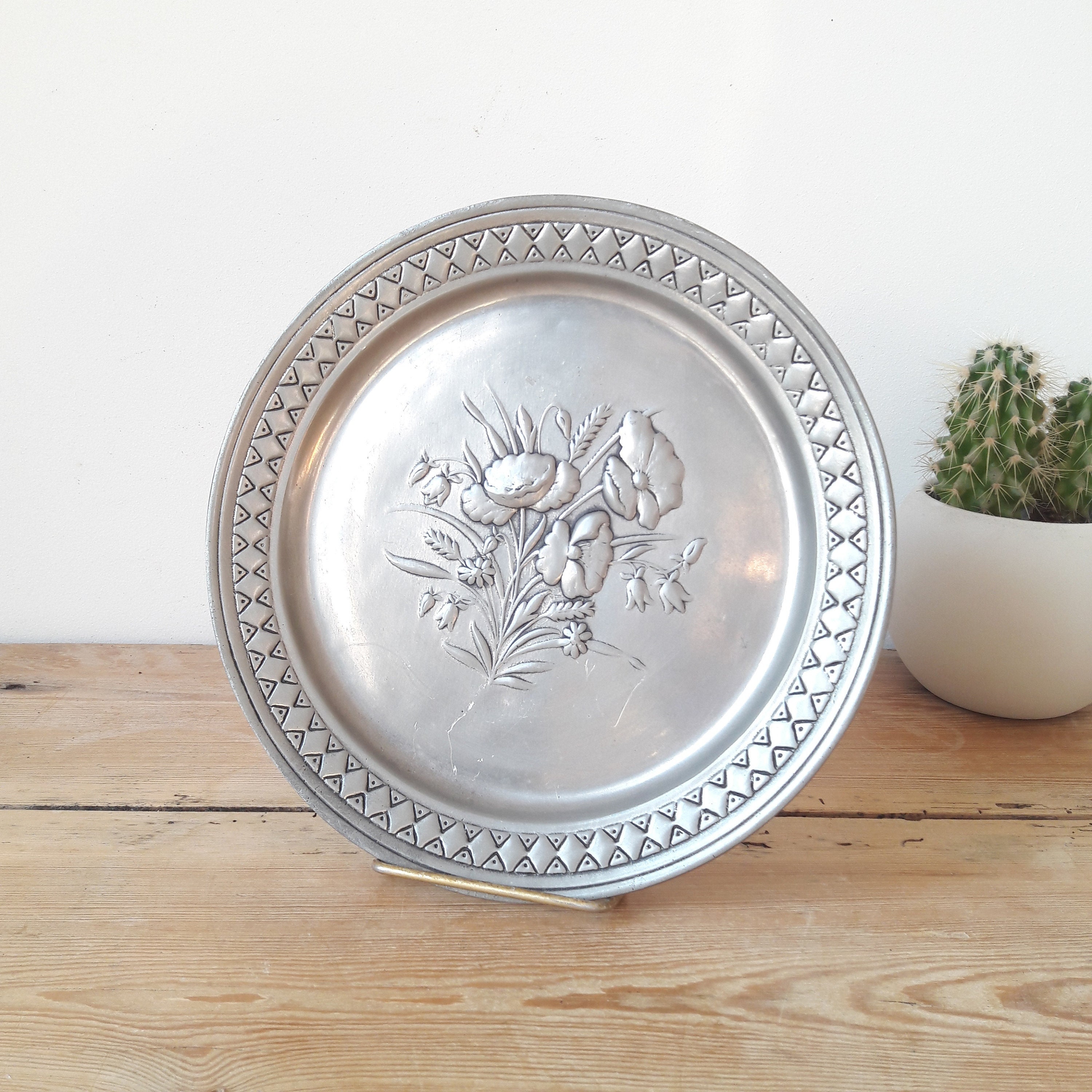 Belge Vintage/Assiette en Étain/Décor de Fleurs Relief/Poinconné Étain à 95 %/Les Étains Bruges/1970