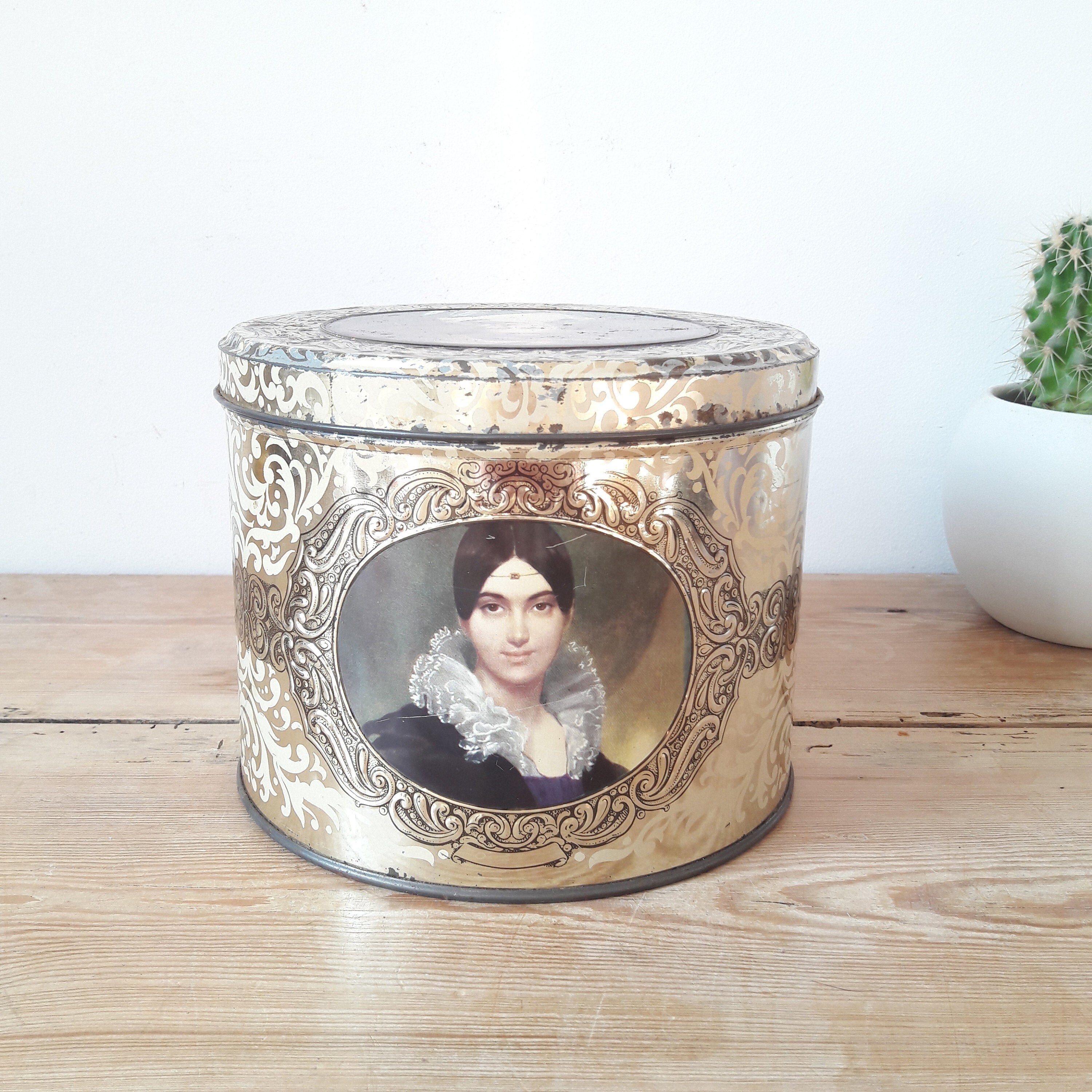 Italien Vintage/Boîte à Biscuit en Métal/Bistefani/Décor Médaillon Portrait de Femmes/Années 60