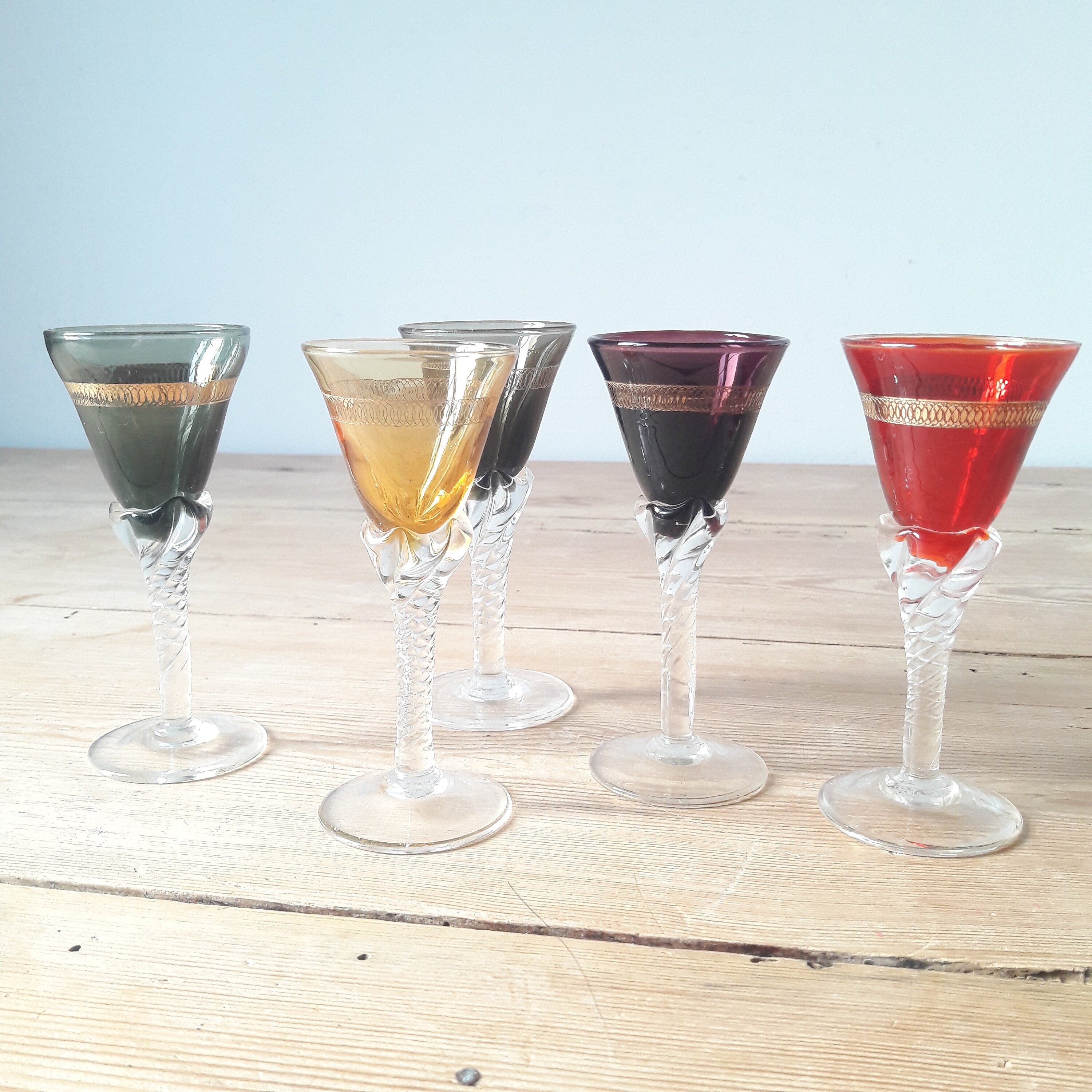 Verres à Liqueur Vintages/Verre de Murano Colorés/Soufflés Pied Torsadé/Decor Gravé Doré/Italie 1940