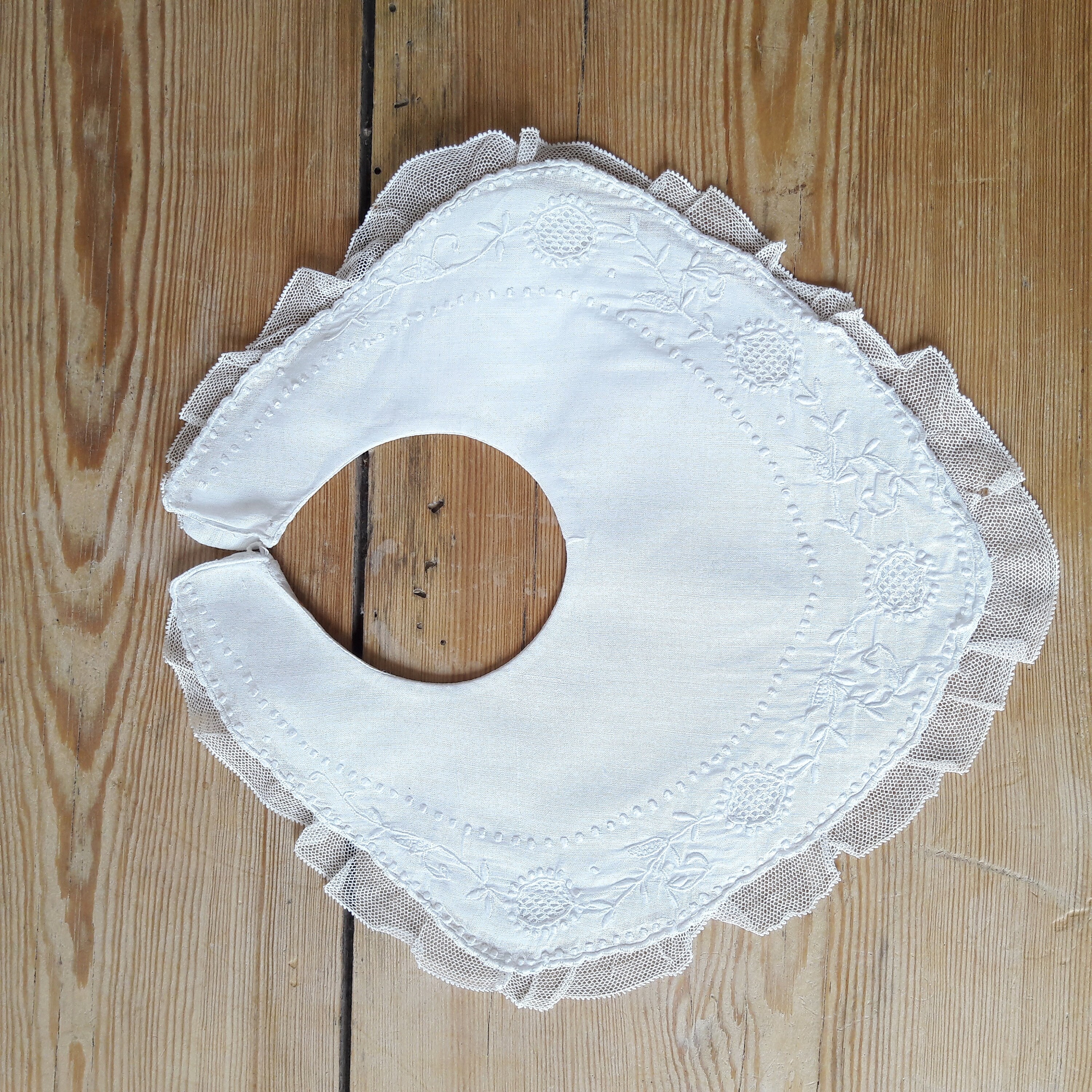 Bavoir Blanc Ancien Cousu et Brodé Main en Coton Dentelle/France 1940