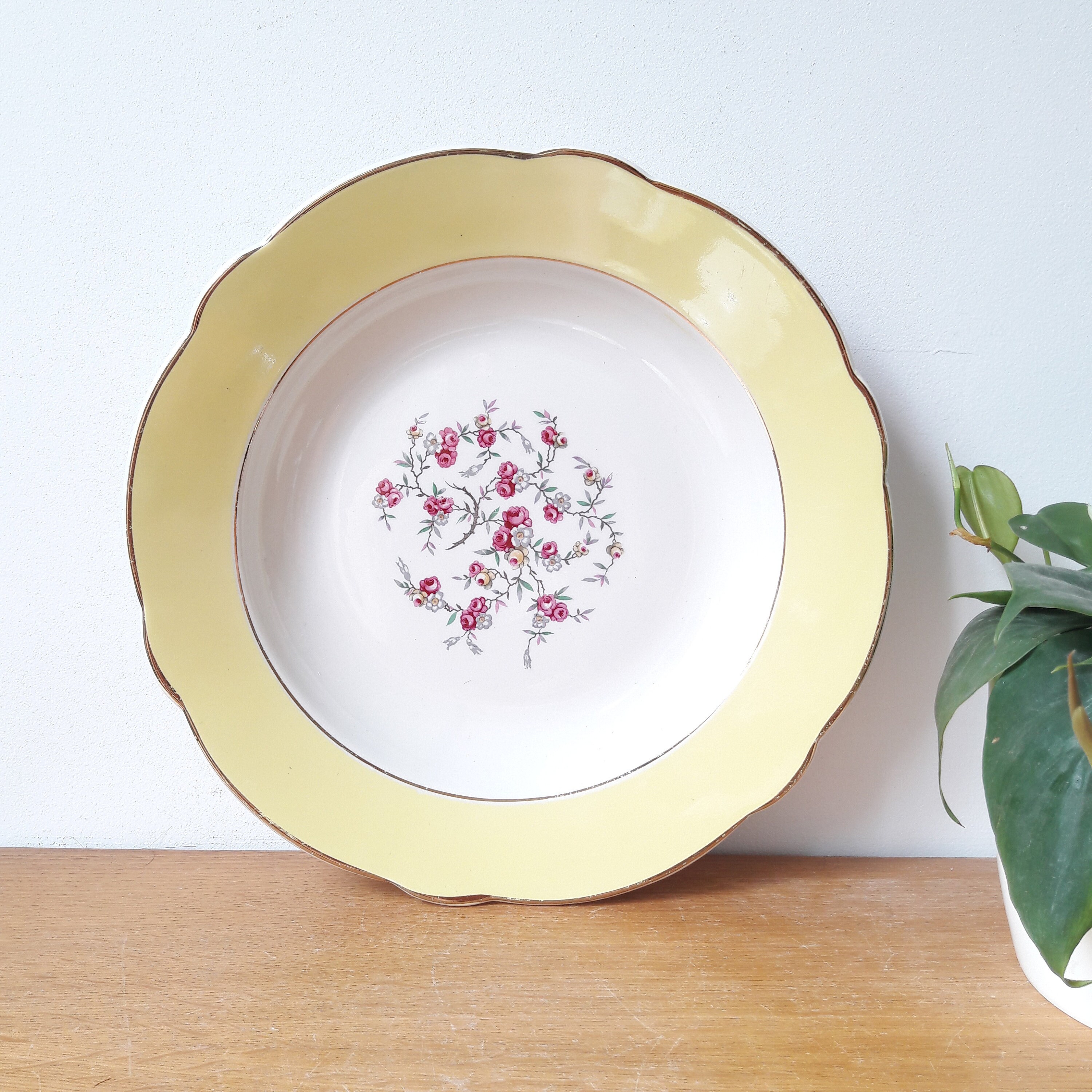 Lunéville Vintage/Grand Plat Rond Creux/Légumier en Faience/Décor Jaune Or et Fleurs Roses/ Modèle S