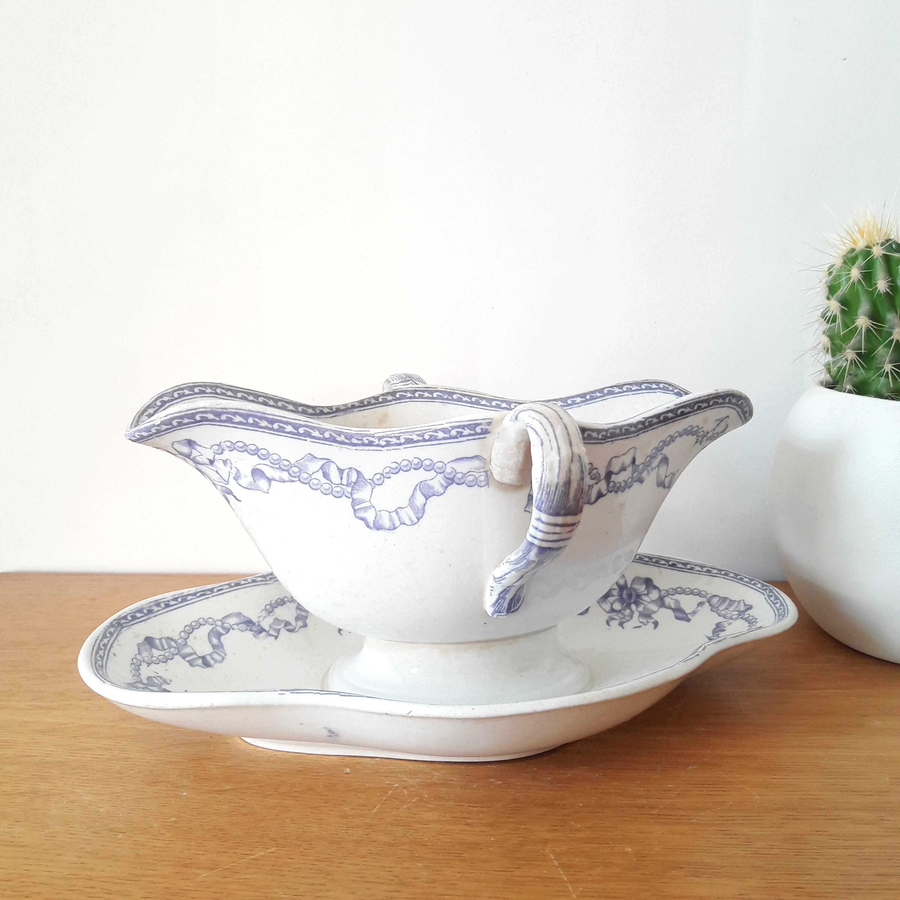 Saucière Vintage/Faience Anglaise/Blanc et Violet/William Brownfield/Angleterre/Mai 1882