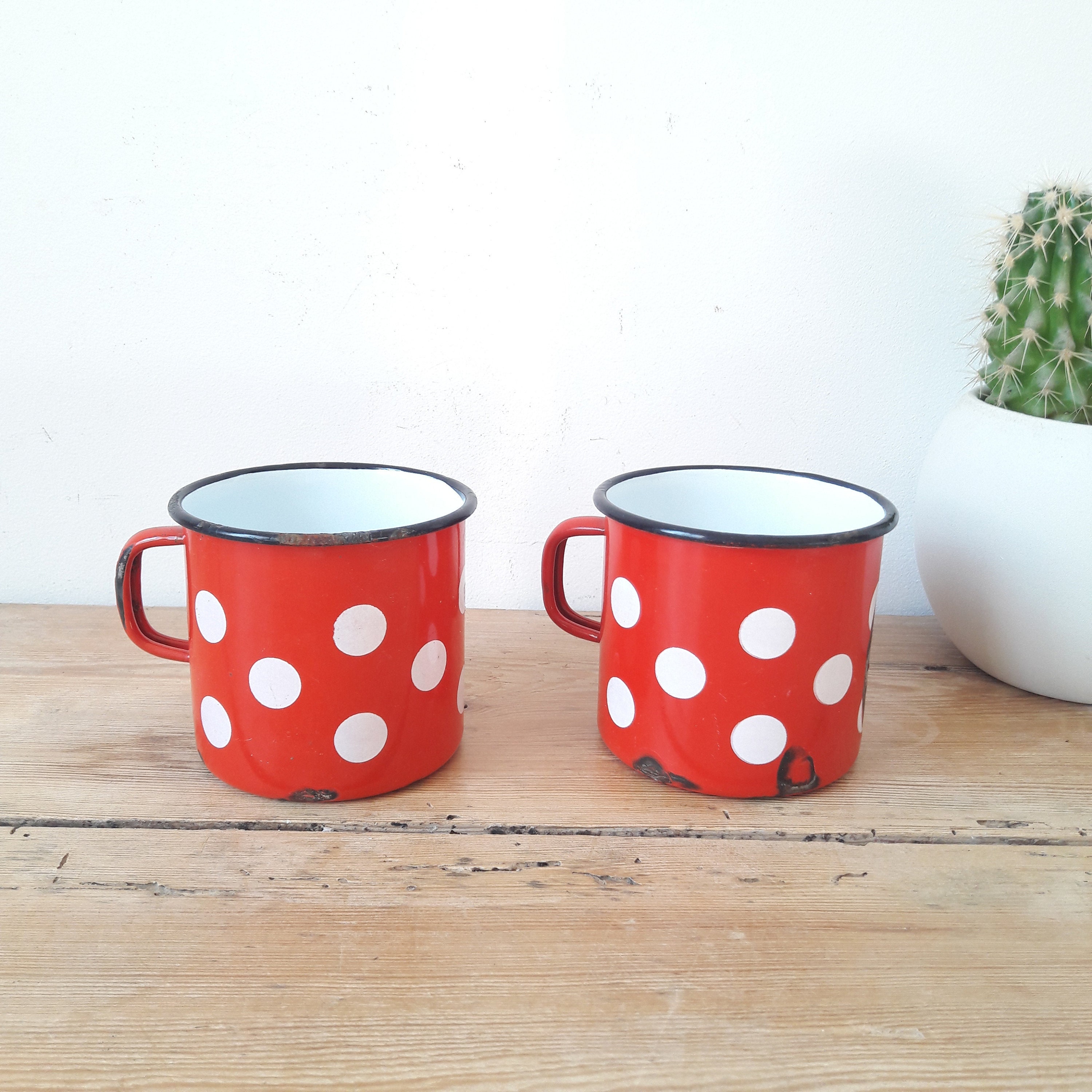 Francais Vintage/Tasses en Métal Émaillé/Mugs à Décor Rouge Pois Blancs/Lot de 2/France Années 50