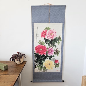 Kakemono vintage/rotolo di seta appeso/arazzo da parete con acquerello/arte decorativa cinese/fiori di peonia/anni '60