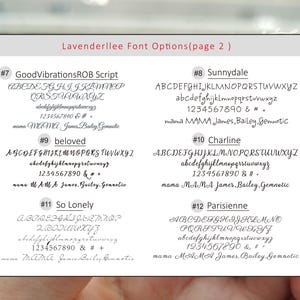 Puede incluir: Una p&aacute;gina de una gu&iacute;a de opciones de fuentes que muestra 5 estilos de fuentes diferentes. Cada estilo de fuente est&aacute; etiquetado con un n&uacute;mero y un nombre. Los estilos de fuente son GoodVibrationsROB Script, Sunnydale, beloved, So Lonely y Parisienne. Cada estilo de fuente muestra el alfabeto en may&uacute;sculas y min&uacute;sculas, n&uacute;meros y s&iacute;mbolos. El texto "mama MAMA James, Bailey, Gemnotic" aparece en la parte inferior de cada estilo de fuente.