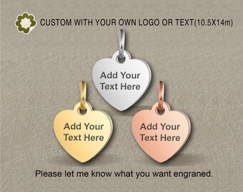 Op de afbeelding: Drie hartvormige metalen labels met een gouden, zilveren en roségouden afwerking. Elk label heeft een ring om aan een ketting of armband te bevestigen. De tekst "Add Your Text Here" is op elk label gegraveerd.  "CUSTOM WITH YOUR OWN LOGO OR TEXT (10.5X14m)" staat bovenaan de afbeelding.