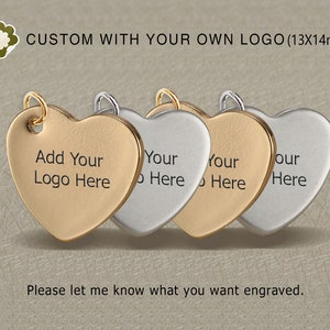 Puede incluir: Tres dijes de metal en forma de coraz&oacute;n, uno dorado y dos plateados, con el texto "Add Your Logo Here", "Your Here" y "Your Here" grabado en ellos. Los dijes miden 13 mm por 14 mm.