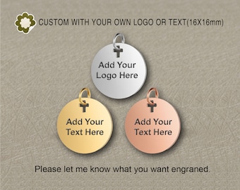 Op de afbeelding: Drie ronde metalen bedels met een kruisontwerp. De bedels zijn zilver, goud en roségoud. Elke bedel heeft de tekst "Add Your Logo Here" of "Add Your Text Here" gegraveerd. AANPASSEN MET EIGEN LOGO OF TEXT (16X16mm).