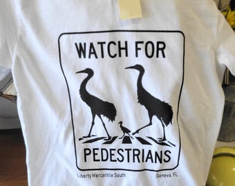 UHR für FUSSGÄNGER Sandhill Crane T-Shirt aus 100% ringgesponnener Baumwolle, Siebdruck in den USA, No Ai