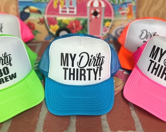 Puede incluir: Cinco gorras de camionero con bordes de diferentes colores y malla blanca en la parte posterior. Las gorras tienen texto negro que dice "Dirty 30 Crew" y "My Dirty Thirty!"