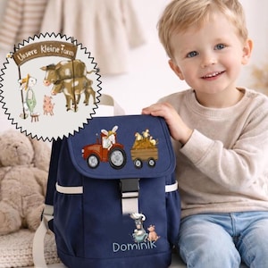 Könnte beinhalten: Marineblauer Rucksack mit weißer Zierleiste und Schnallenverschluss. Auf der Klappe ist ein roter Traktor mit einem Hasenfahrer und einem Wagen mit Hühnern gestickt. Der Rucksack hat auch eine Bauernhofszene und den Namen "Dominik".