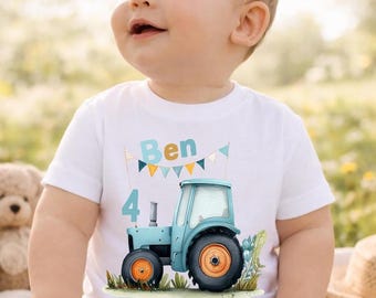 Op de afbeelding: Een wit T-shirt met een blauwe tractorillustratie, oranje wielen, de naam "Ben" en het nummer "4". Het ontwerp bevat kleine kleurrijke wimpels. Het T-shirt wordt door een jong kind gedragen.