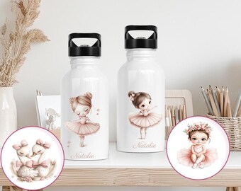 Könnte beinhalten: Zwei weiße Edelstahl-Wasserflaschen mit schwarzen Deckeln und Griffen. Jede Flasche zeigt eine Illustration eines rosa Ballerina-Mädchens und den Namen "Natalie". Ein rosa-weißer Aufkleber mit einem Ballerina-Mädchen und dem Namen "Natalie" ist ebenfalls abgebildet.