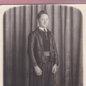 Foto vintage, Edad 13 años y 1 mes de edad, Chaqueta de cuero, Retrato, Adolescente, Niño, Traje interesante, Retrato, Bien vestido, Niño