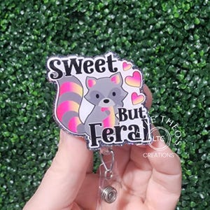 Sweet But Feral Waschbär Namensschild Reel: Austauschbarer Krankenschwester Namenshalter