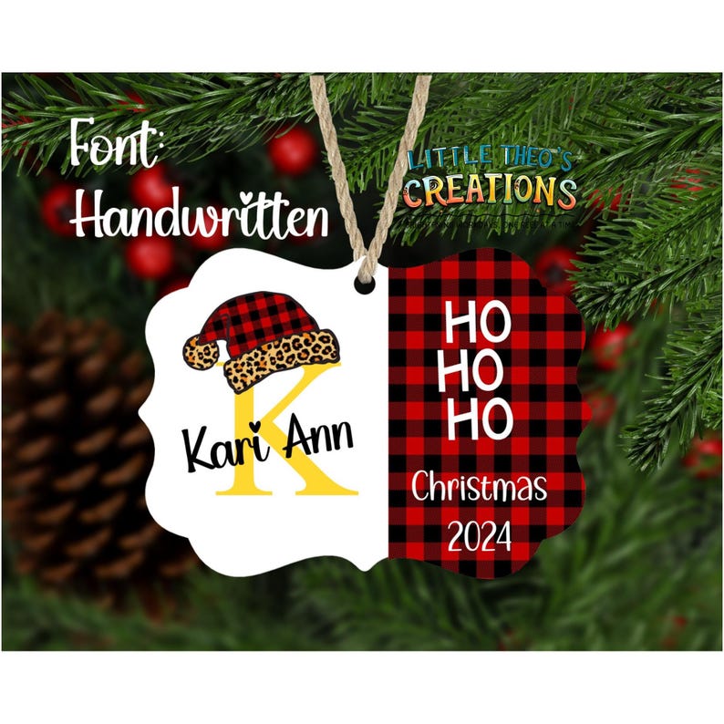 Puede incluir: Adorno navide&ntilde;o personalizado con borde festoneado blanco. El lado izquierdo presenta un dise&ntilde;o de gorro de Pap&aacute; Noel sobre una letra "K" amarilla y el nombre "Kari Ann". El lado derecho tiene un patr&oacute;n de cuadros de b&uacute;falo rojo y negro con "HO HO HO" y "Christmas 2024."