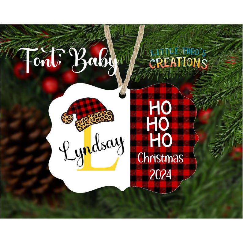Puede incluir: Adorno navide&ntilde;o personalizado con borde festoneado blanco. El lado izquierdo presenta un gorro de Pap&aacute; Noel con borde de estampado de leopardo y el nombre "Lindsday" con una "L" amarilla. El lado derecho tiene un patr&oacute;n de cuadros rojos y negros con "HO HO HO Christmas 2024".