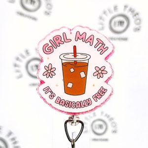 Peut inclure: Porte-badge en paillettes rose et blanc avec un café glacé dessiné et le texte "Girl Math It's Basically Free".