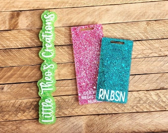Insignia vertical personalizada con purpurina Buddy: identificación de enfermera personalizada