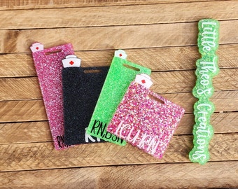 Crachá de enfermeira personalizado com glitter e chapéu de enfermeira.