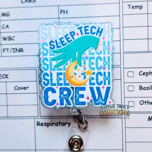 Könnte beinhalten: Ein Ausweis-Rollhalter mit dem Text "SLEEP TECH CREW" in Blau und Weiß. Das Design umfasst eine türkisfarbene Hand, die nach einem Mond und Sternen greift. Der Ausweis hat einen transparenten Kunststoffclip und einen Metallknopf.