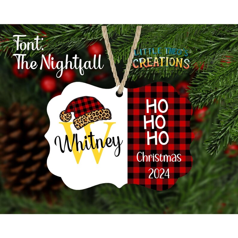 Puede incluir: Adorno navide&ntilde;o personalizado con un dise&ntilde;o de cuadros rojos y blancos. El adorno presenta el nombre "Whitney" con una inicial amarilla y un gorro de Pap&aacute; Noel con borde de estampado de leopardo. Tambi&eacute;n se incluye el texto "HO HO HO Christmas 2024".