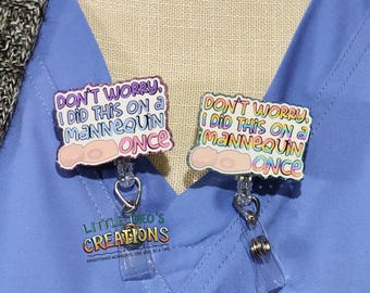 Divertente porta badge da infermiera: "Non preoccuparti, l'ho fatto su un manichino" - Topper in acrilico intercambiabile