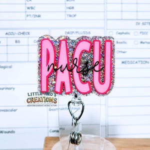 Könnte beinhalten: Ein Ausweishalter mit glitzerndem, rechteckigem Hintergrund, dem rosa Text PACU und dem schwarzen, kursiven Wort nurse. Das Logo Little Theo's Creations Brightening workdays, one reel at a time ist in der unteren linken Ecke aufgedruckt.