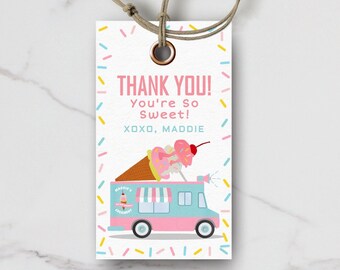 Puede incluir: Etiqueta de favor de fiesta de helado imprimible con un camión de helados de dibujos animados, un cono de helado y chispas. La etiqueta dice "¡Gracias! ¡Eres tan dulce! XOXO, MADDIE".