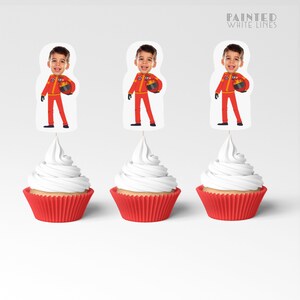 K&ouml;nnte beinhalten: Drei rote und wei&szlig;e Cupcake-Topper mit einem Foto eines Kindes in einem roten Rennanzug, das einen Helm h&auml;lt. Die Topper befinden sich auf roten Cupcake-F&ouml;rmchen mit wei&szlig;em Frosting.