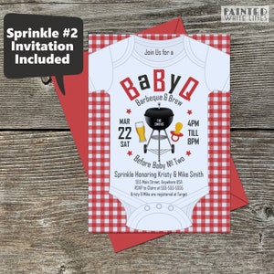 Pode incluir: Um convite para um ch&aacute; de beb&ecirc; em xadrez vermelho e branco com um gr&aacute;fico de um macac&atilde;o branco. O macac&atilde;o tem o texto "Baby Q Barbeque & Brew" e uma churrasqueira com uma cerveja e uma chupeta. A data &eacute; s&aacute;bado, 22 de mar&ccedil;o, das 16h &agrave;s 20h. O convite &eacute; para Kristy e Mike Smith.