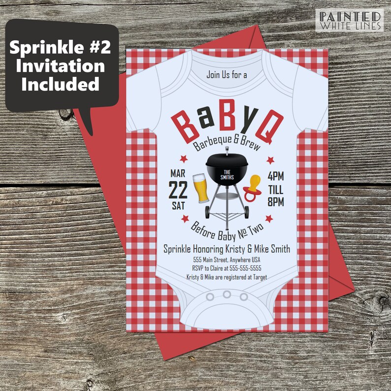 Pode incluir: Um convite para um ch&aacute; de beb&ecirc; em xadrez vermelho e branco com um gr&aacute;fico de um macac&atilde;o branco. O macac&atilde;o tem o texto "Baby Q Barbeque & Brew" e uma churrasqueira com uma cerveja e uma chupeta. A data &eacute; s&aacute;bado, 22 de mar&ccedil;o, das 16h &agrave;s 20h. O convite &eacute; para Kristy e Mike Smith.