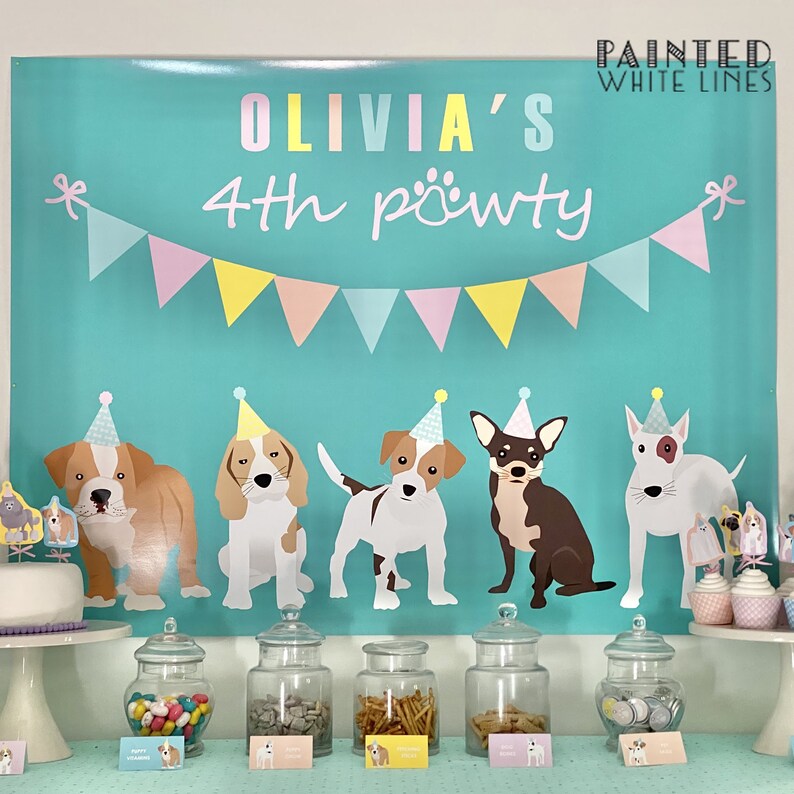 Op de afbeelding: Een turquoise banner met de tekst "Olivia's 4th pawty" in roze en gele letters. De banner heeft een string van pastelroze, gele en blauwe driehoekige vlaggen. Er staan zes cartoonhonden met feestmutsen voor de banner. De honden zijn een bulldog, een beagle, een Jack Russell terri&euml;r, een chihuahua, een bullterri&euml;r en een teckel. Er staan zes glazen potten gevuld met snoep, koekjes, pretzels en andere lekkernijen op een tafel voor de banner.