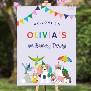 Pu&ograve; includere: Benvenuti alla festa di compleanno di Olivia! Un cartello colorato con sfondo viola e uno striscione di bandierine in alto. Il cartello presenta un gruppo di animali con cappelli da festa e occhiali da sole, tra cui un coniglio, un cane, un gatto, un criceto e un uccello.