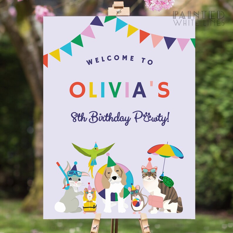 Pu&ograve; includere: Benvenuti alla festa di compleanno di Olivia! Un cartello colorato con sfondo viola e uno striscione di bandierine in alto. Il cartello presenta un gruppo di animali con cappelli da festa e occhiali da sole, tra cui un coniglio, un cane, un gatto, un criceto e un uccello.