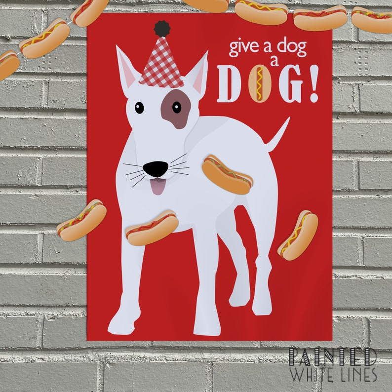Puede incluir: Un bull terrier rojo y blanco con un gorro de fiesta a cuadros rojo y blanco con el texto "give a dog a DOG!" sobre un fondo rojo. Hay salchichas alrededor del perro.