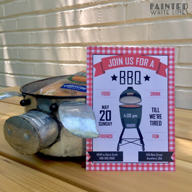 K&ouml;nnte beinhalten: Eine rote und wei&szlig;e karierte Einladungskarte mit dem Text "Join us for a BBQ" und einer Cartoon-Illustration eines gr&uuml;nen Grills. Die Einladung enth&auml;lt Details zur Veranstaltung, einschlie&szlig;lich Datum, Uhrzeit und Ort.