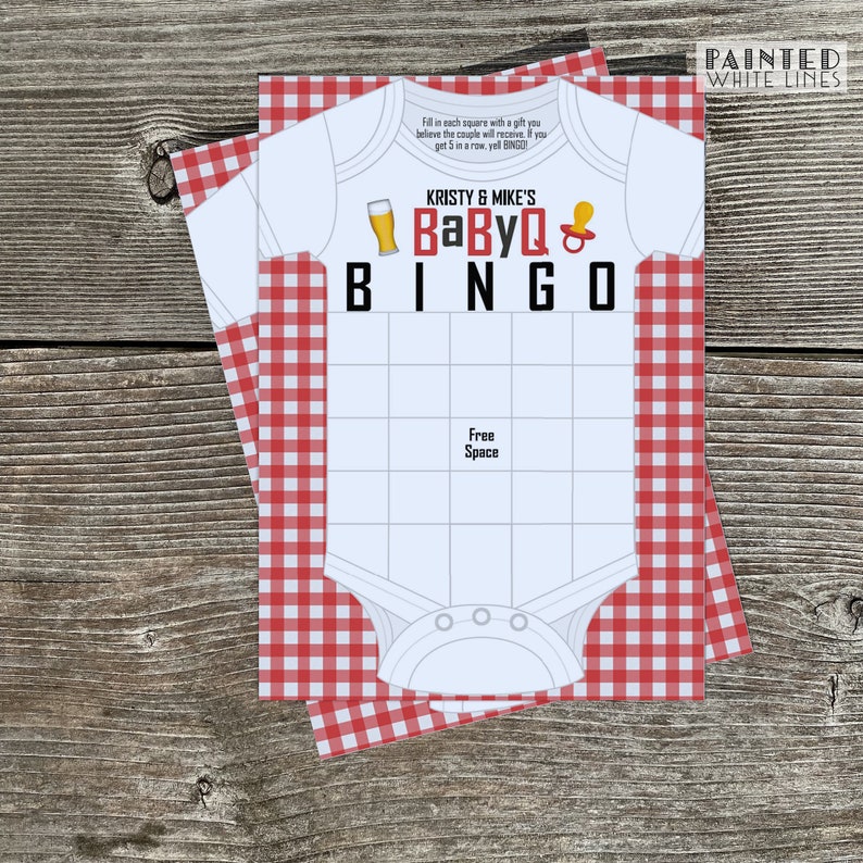 Op de afbeelding: Een witte romper met een rood-wit geruite achtergrond. De romper heeft de tekst "KRISTY & MIKE'S BaByQ BINGO" erop gedrukt. De romper is omgeven door een rood-wit geruit patroon.