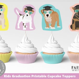 Op de afbeelding: Printbare cupcake-toppers met vier verschillende hondenrassen die een afstudeerpet en bril dragen. De honden zijn een gele labrador, een terriër, een bulldog en een Duitse herder. De toppers staan op een witte achtergrond met de tekst "Kids Graduation Printable Cupcake Toppers" en "Painted White Lines" onderaan.