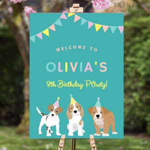 Op de afbeelding: Welkom bij Olivia's 8e verjaardagsparty! Turquoiseblauw welkomsbord met kleurrijke slingers en drie cartoonhonden die feestmutsen dragen.