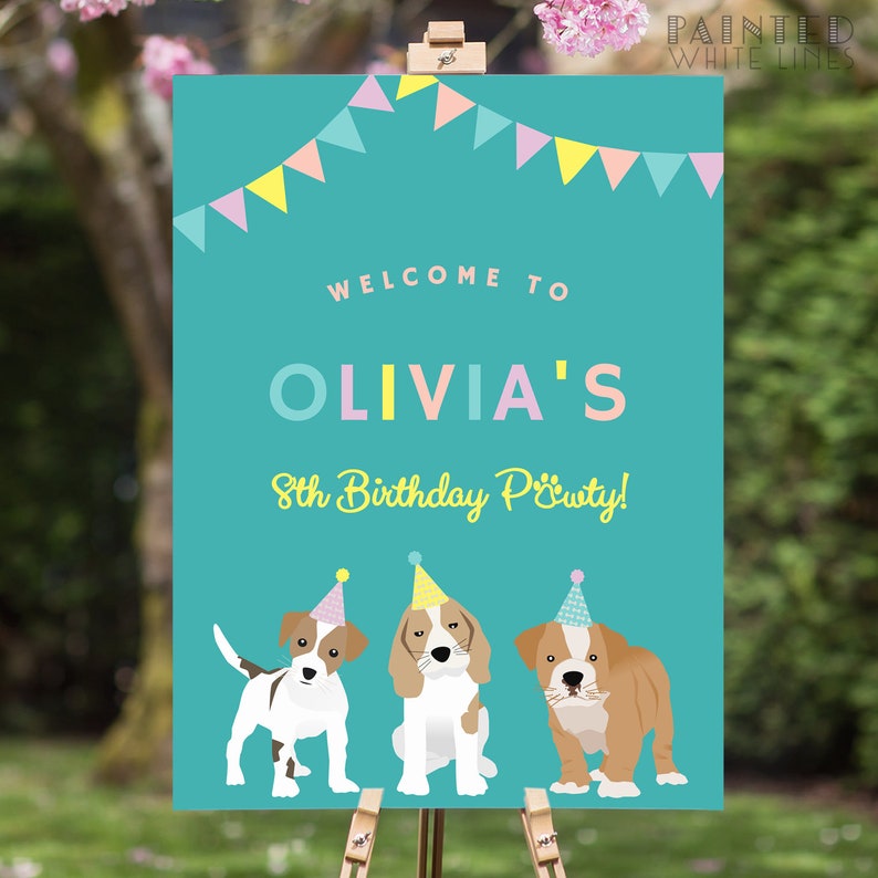 Op de afbeelding: Welkom bij Olivia's 8e verjaardagsparty! Turquoiseblauw welkomsbord met kleurrijke slingers en drie cartoonhonden die feestmutsen dragen.