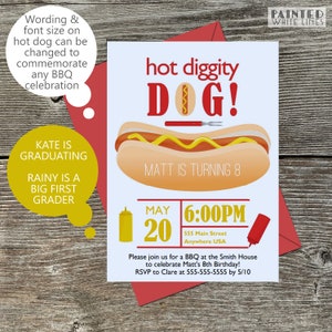 Pu&ograve; includere: Un invito a una festa di compleanno blu e bianco con un'illustrazione di un hot dog. Il testo recita "hot diggity DOG!" e "Matt compie 8 anni". L'invito include la data, l'ora e il luogo della festa. Il testo "Painted White Lines" &egrave; nell'angolo in alto a destra.