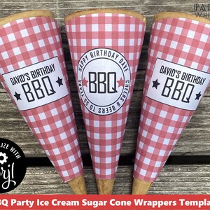 Pu&ograve; includere: Tre involucri per coni gelato a quadri rossi e bianchi con il testo "David's Birthday BBQ" e "Happy Birthday Dave Cheers to Beers & BBQ Years" stampato su di essi.