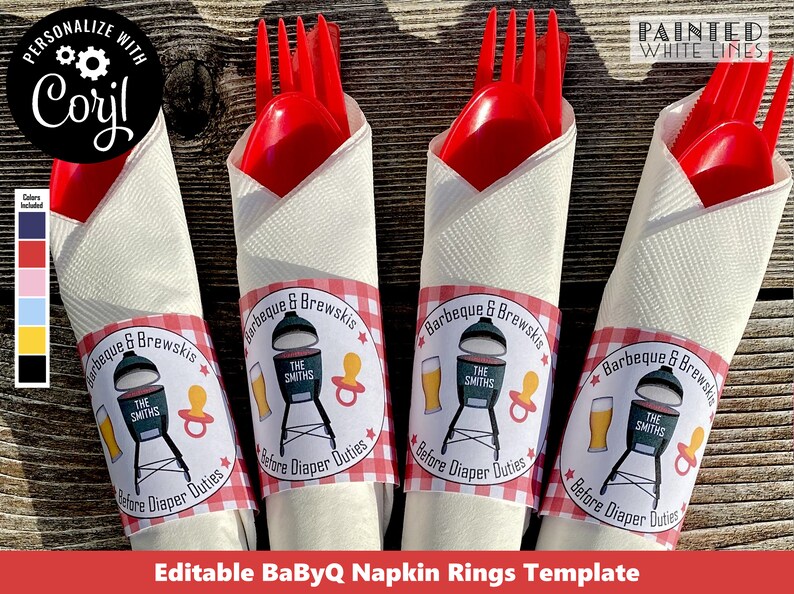Op de afbeelding: Vier witte servetten met rood-wit geblokte servetringen. De ringen hebben een cirkelvormig ontwerp met een grill, bier en een speen. De tekst op de ringen luidt "Barbeque & Brewskis" en "The Smiths" met de woorden "Before Diaper Duties" onderaan.