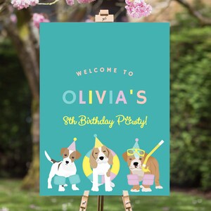 Puede incluir: &iexcl;Bienvenido a la fiesta de cumplea&ntilde;os de Olivia! Un cartel azul turquesa con un mensaje de bienvenida y tres perros de dibujos animados que llevan sombreros de fiesta y equipo de nataci&oacute;n. Los perros son un Jack Russell, un Beagle y un Bulldog.