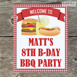 Pu&ograve; includere: Un cartello bianco con bordo a scacchi rossi e bianchi. Il cartello dice "Benvenuti alla festa di barbecue per l'8&deg; compleanno di Matt". Ci sono immagini di un hamburger, un hot dog e un bicchiere di limonata sul cartello.
