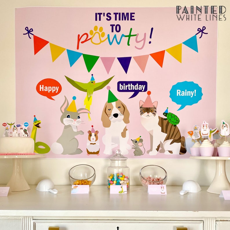 K&ouml;nnte beinhalten: Ein rosa-wei&szlig;er Geburtstagsparty-Hintergrund mit dem Text "It's time to pawty!" und bunten Tierillustrationen. Der Hintergrund ist mit einer Girlande aus bunten Flaggen geschm&uuml;ckt. Auf einem wei&szlig;en Tisch stehen au&szlig;erdem verschiedene Partygeschenke, darunter ein Kuchen, Bonbongl&auml;ser und Sch&uuml;sseln mit Snacks.