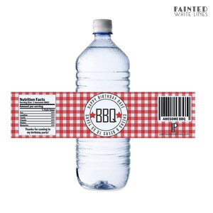 Puede incluir: Etiqueta de botella de agua a cuadros rojos y blancos con el texto "Happy Birthday Dave" y "Cheers to 55 Years & Beers & BBQ". La etiqueta tambi&eacute;n incluye un c&oacute;digo de barras y el texto "Awesome BBQ" y "paintedwhitelines.com".