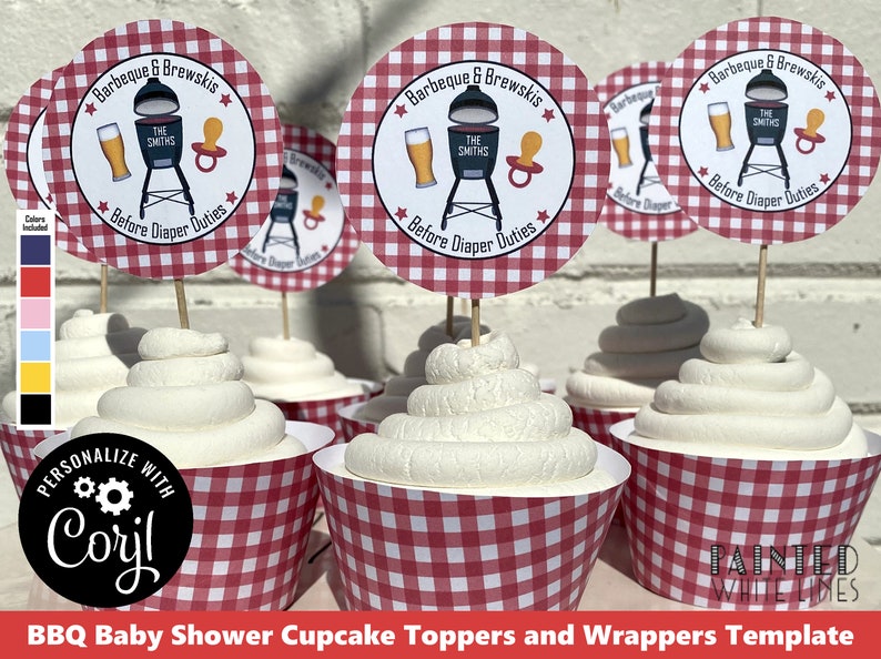 Pode incluir: Forminhas de cupcake xadrez vermelhas e brancas com cobertura branca e um topo de cupcake com uma churrasqueira, cerveja e uma chupeta. O topo diz "Barbeque & Brewskis The Smiths Before Diaper Duties".